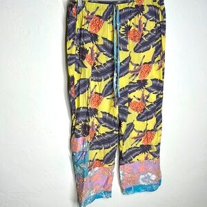 California Style lounge capri pants size Small, beautiful sparkly bottom of pant
